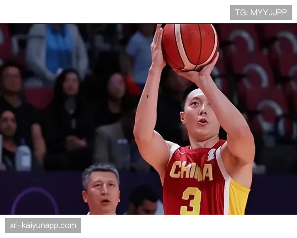 特写：郭士强指导在比赛暂停时，用战术板用力敲打椅子背